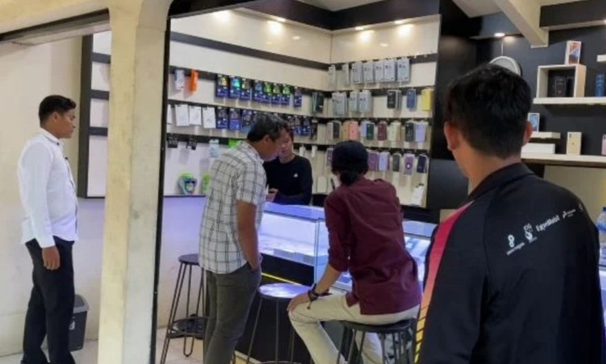 Aksi Dua Pencuri Gasak Tiga iPhone di Tuban, Terekam CCTV