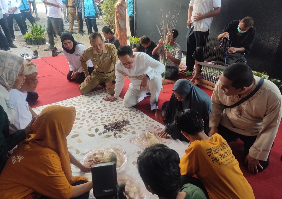 PJ Gubernur Jatim Membatik Bersama Penyandang Disabilitas di RSBG Tuban