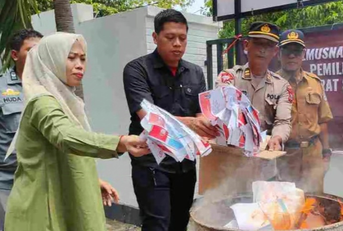 111 Surat Suara Pilgub Jatim dan 127 Pilbup Tuban Dibakar