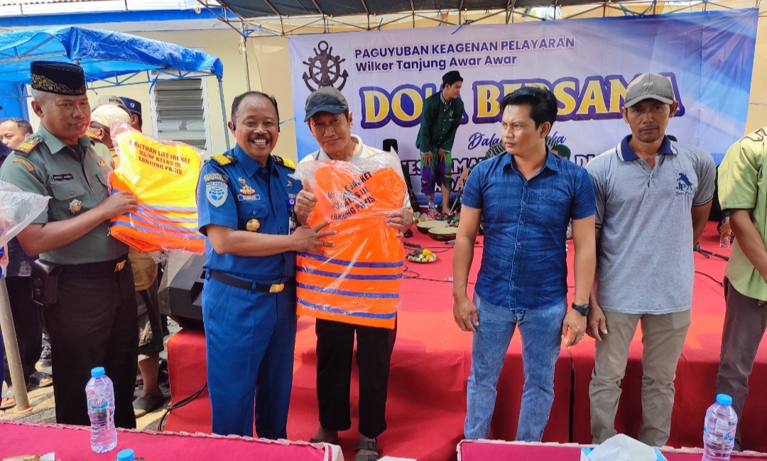 Doa Bersama dan Pembagian Life Jacket di Wilker Tanjung Awar-Awar Tuban Sambut Musim Barat