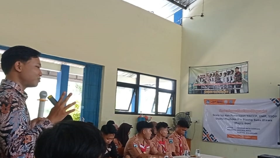 Poltana Mapena Tuban Kenalkan HACCP, GMP, dan SSOP pada Usaha “PaPie-Sue” di SMKN Ngambon