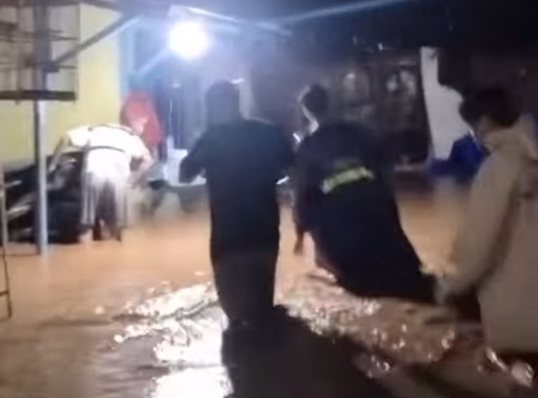 Banjir Terjang 4 Kecamatan di Tuban, Ular Ikut Terbawa Arus