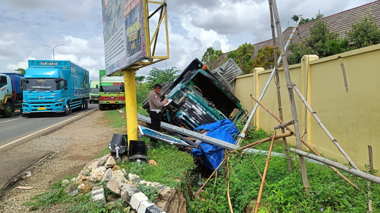 Sopir Truk Kantuk Berat, Kendaraannya Tabrak Tiang dan Gerobak di Tuban