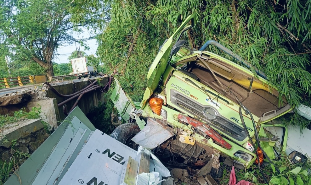 Truk Tronton Terperosok ke Sungai Sowan Tuban, Sopir dan Kernet Terluka