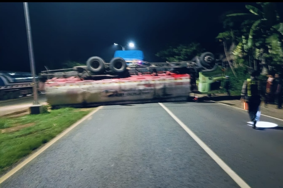 Kronologi Truk Tangki Terguling di Jalan Ringroad Tuban usai Tabrakan dengan Tronton