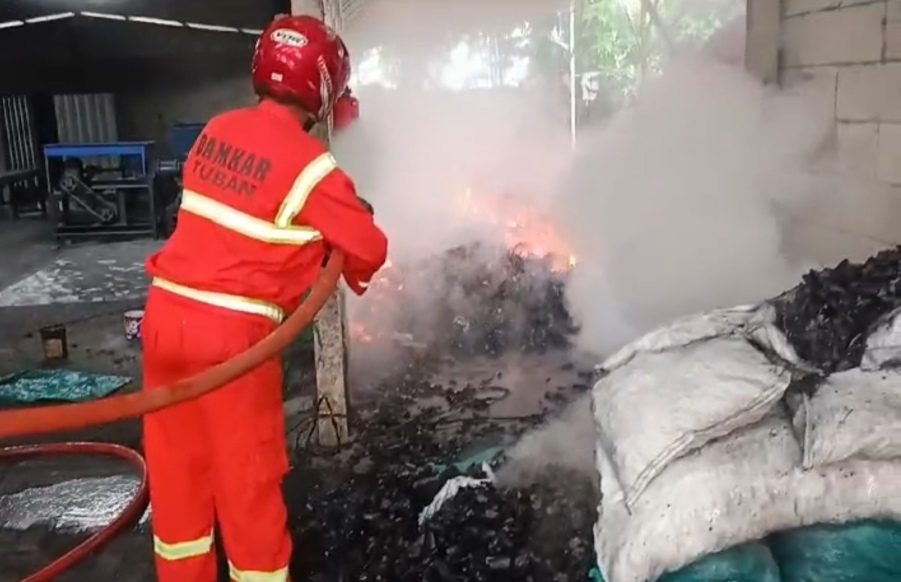 Pabrik Arang di Tuban Terbakar, Kerugian Ditaksir Rp10 Juta