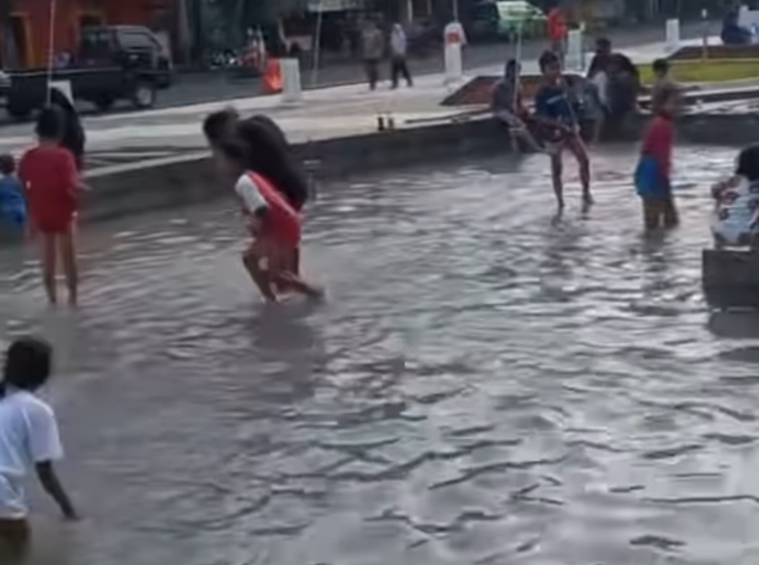Kolam Alun-alun Tuban Jadi Tempat Bermain Air, Netizen Kritik Orang Tua yang Abaikan Larangan