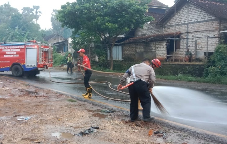 Truk Tangki Minyak Kelapa Terguling di Tuban, Jalan Licin Disemprot Tim Damkar