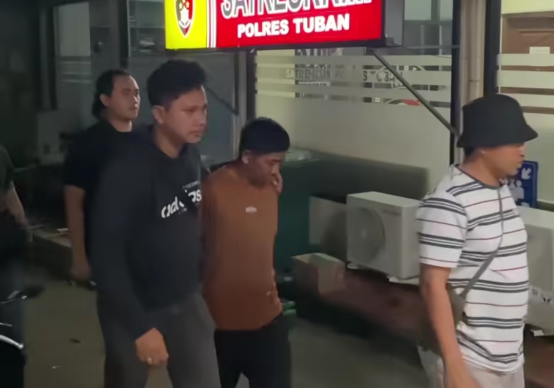 Terekam CCTV, Maling Handphone di Tuban Ditangkap Saat Nongkrong di Warung