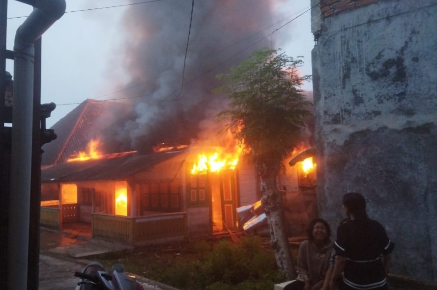 Kebakaran Hebat di Tuban, Api Melalap Dua Rumah Kayu dalam Hitungan Menit