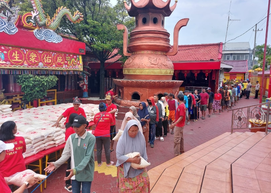 Ribuan Warga Antusias Antre Beras Gratis di Klenteng Kwan Sing Bio Tuban