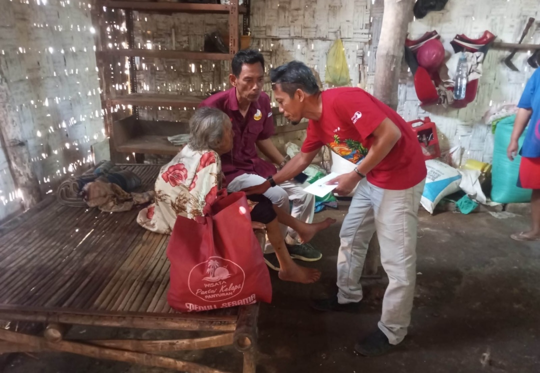 Kisah Haru Penerima Bantuan Pokdarwis Pantai Kelapa Tuban: “Alhamdulillah, Sangat Membantu”