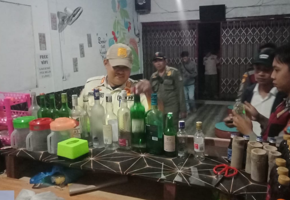 Tak Kapok! Cafe di Tuban Berpura-Pura Tutup tapi Diam-Diam Jual Miras