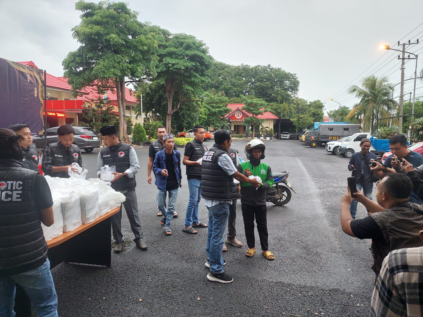 Satresnarkoba Polres Tuban Gelar "Bagi Takjil Tukar Doa" dan Santunan Yatim, Doakan Tuban Zero Narkoba