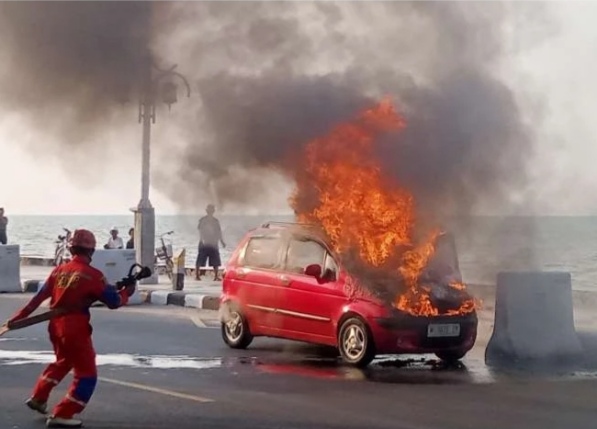Mobil Chevrolet Terbakar di Jalur Pantura Tuban, Beruntung Tak Ada Korban