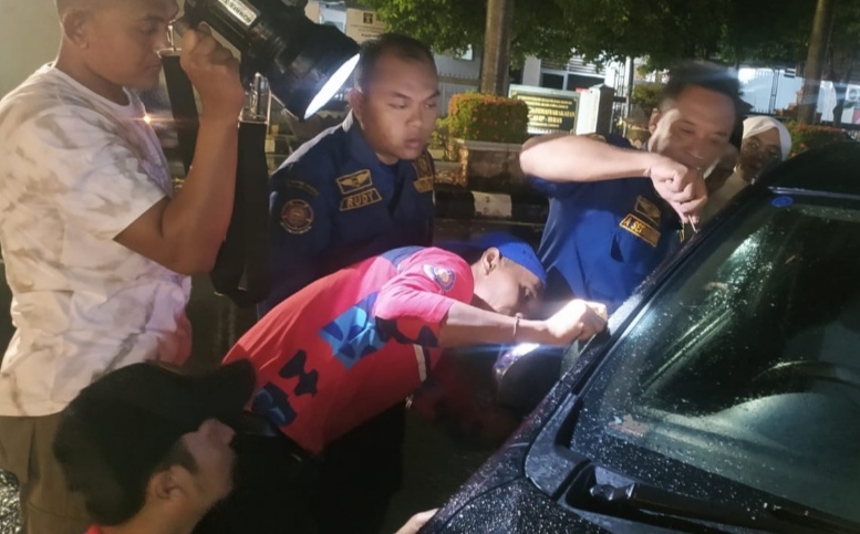 Kunci Mobil Tertinggal di Dalam, Peziarah Sunan Bonang Dibantu Damkar Tuban