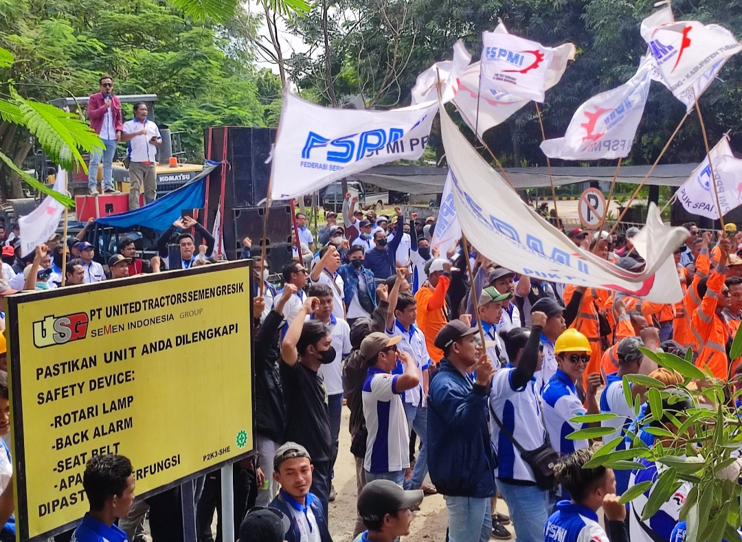 Tolak Sistem Upah Rental, Ratusan Buruh Demo PT. UtSG Tuban