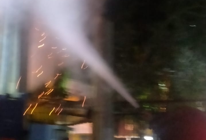 Travo dan Penghalang Hewan PLN Terbakar di Depan Hits Chiken Tuban
