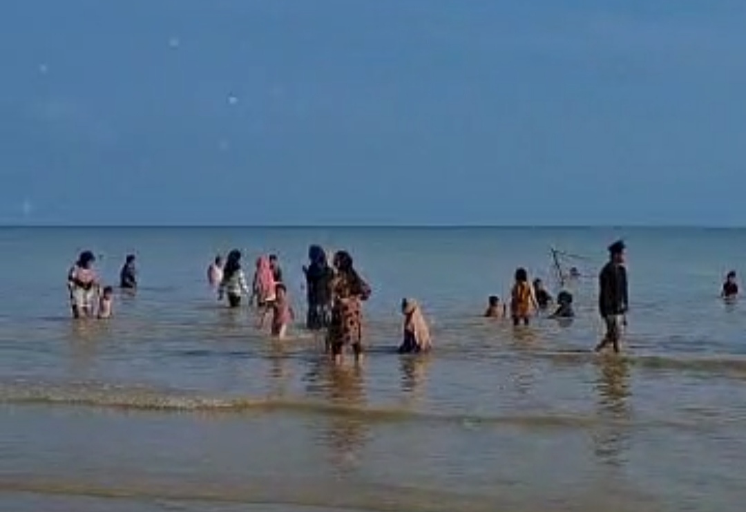 Unik! Ratusan Warga Tuban Mandi Laut Bareng untuk Tolak Bala dan Jaga Tradisi