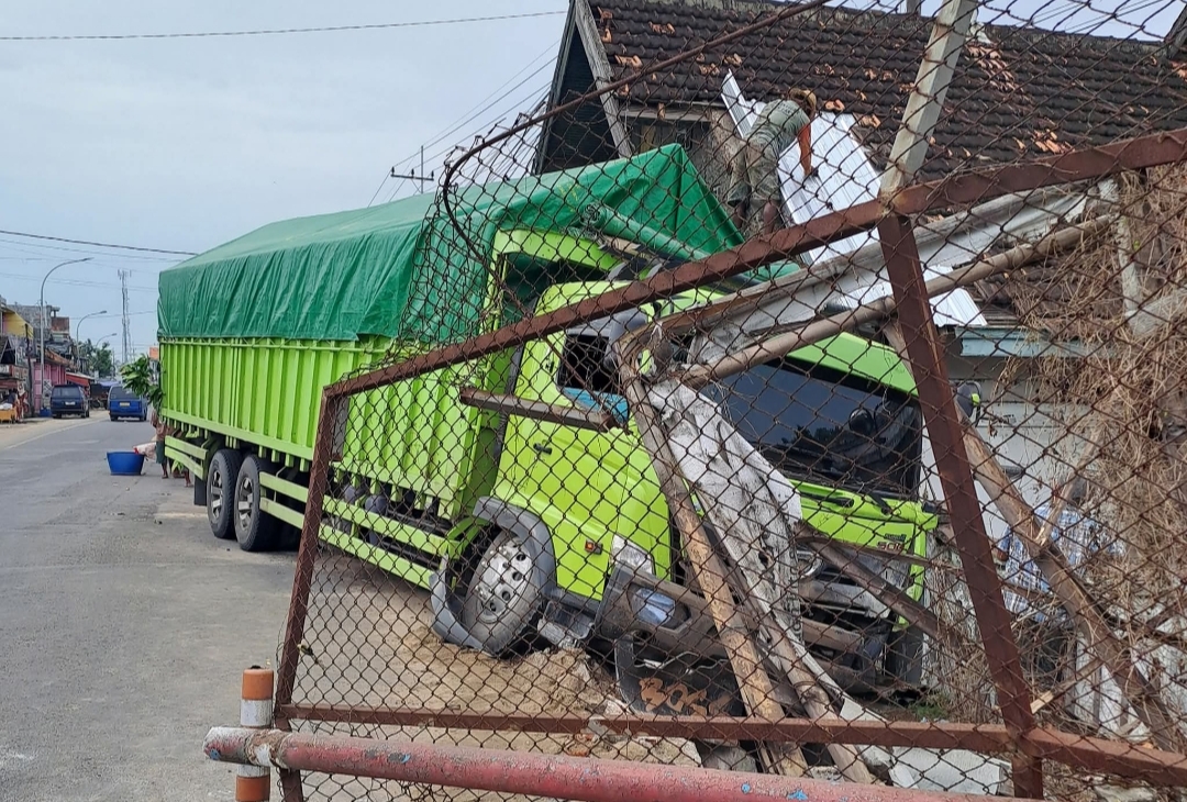 Truk Tronton Hantam Jembatan dan Rumah di Tuban, Sopir Diduga Lalai