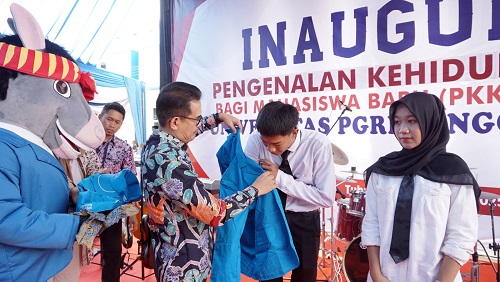 Unirow Tuban Kukuhkan Mahasiswa Baru, Tekankan Peningkatan SDM dan Kreativitas