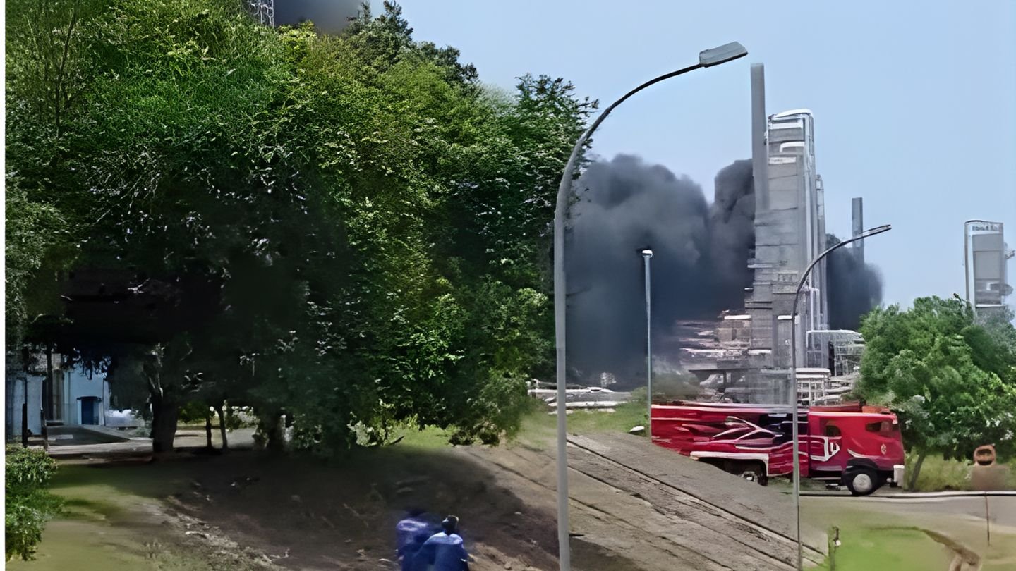 Kilang TPPI Jenu Terbakar, Warga Remen dan Tasikharjo Lari ke Pantai Panduri