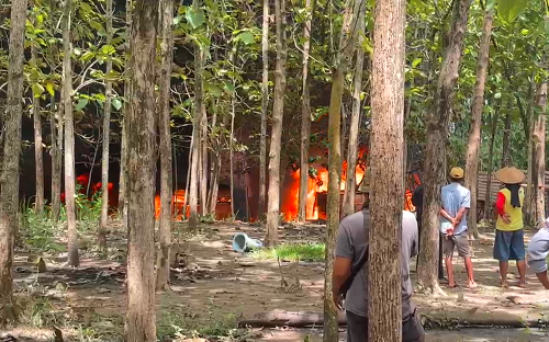 Diduga Penyulingan Minyak Tradisional di Tuban Terbakar