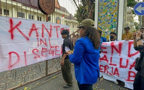 PMII Tuban Gelar Aksi di Depan Kantor Pemkab,...