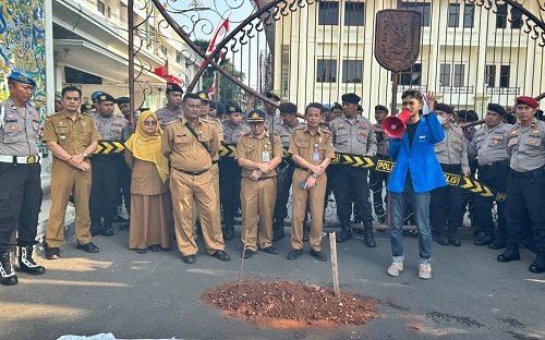 PMII Tuban Gelar Aksi di Depan Pemkab, Soroti...