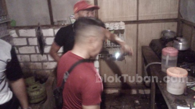 5 Petugas Damkar Tuban Dikerahkan Evakuasi Ular Cobra di Sela Perabot Rumah Warga