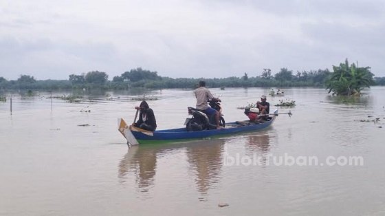 Terjebak Banjir, Warga Tuban Gunakan Perahu Untuk Pergi Kerja