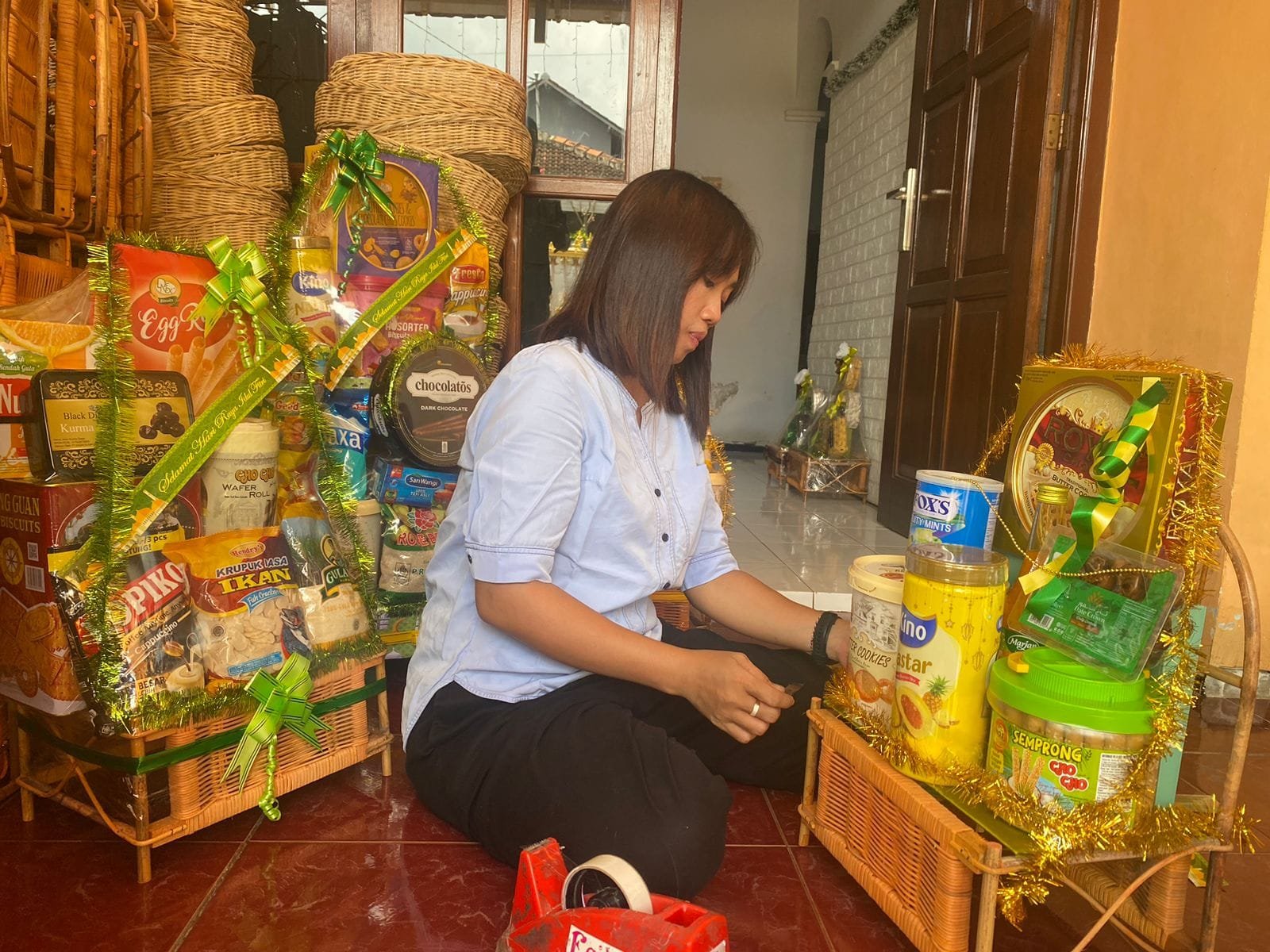 Jelang Idulfitri 1445 H, Pengrajin Parcel di Tuban Banjir Orderan