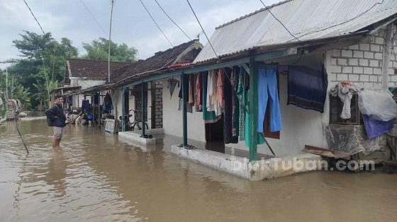 Terdampak Banjir Luapan Bengawan Solo, Mobilitas Warga di Tuban Terganggu