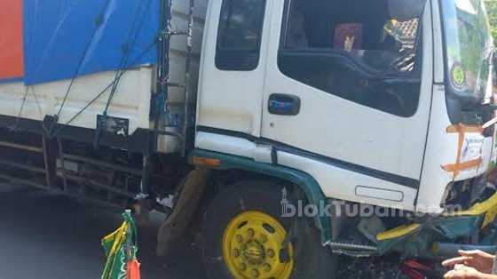 Adu Banteng Truk dan Motor, Nyawa Remaja Tuban Melayang di Lokasi Kejadian