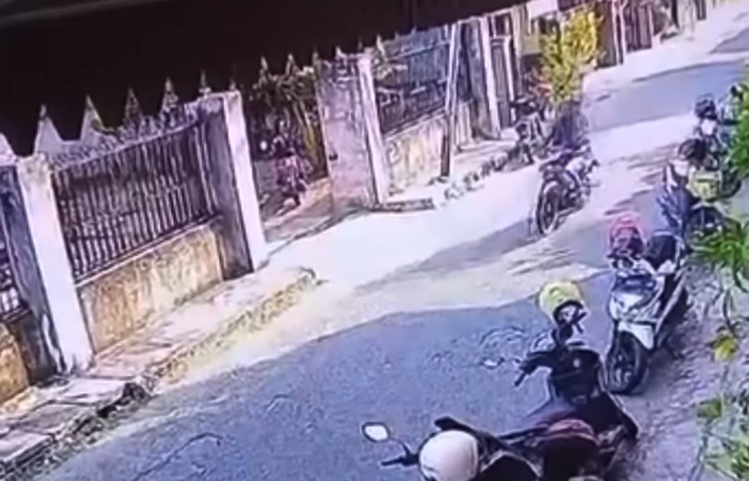 CCTV Rekam Aksi Pencurian HP di Tuban, Pelaku Langsung Kabur dengan Motor