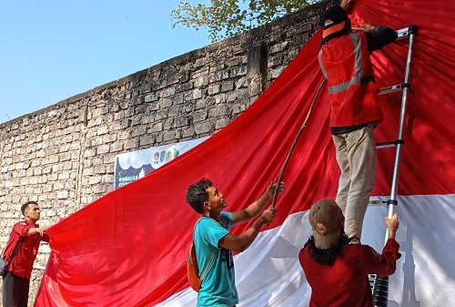 Persiapan Hari Koperasi Ke-77, KKN IAINU Tuban Gelar Kerja Bakti di Pantai Dermaga