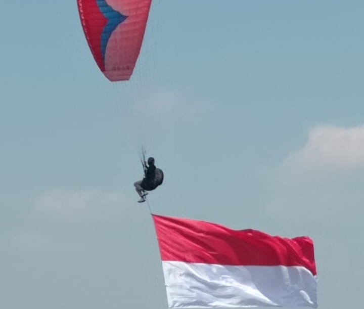 Bendera 4x7 Meter Terbentang di Udara, Persembahan Atlet Paralayang Tuban di HUT RI