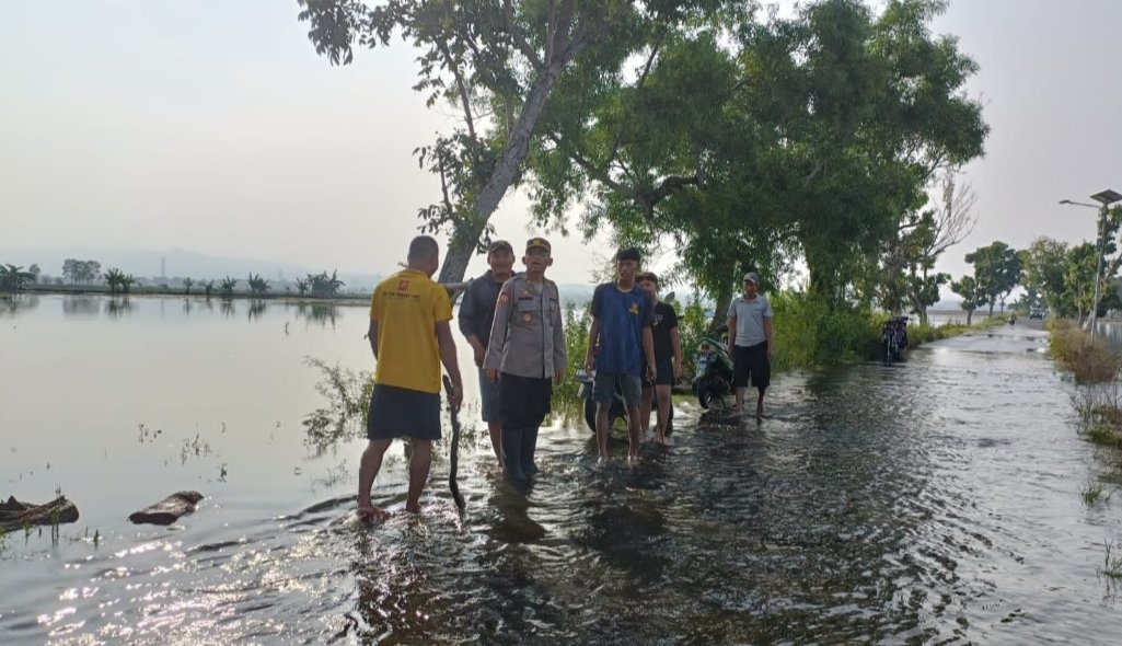 Banjir Plumpang Belum Surut, Polres Tuban Siapkan Tim Evakuasi dan Medis