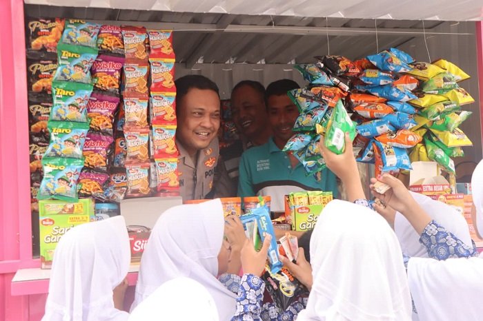Polres Tuban Bantu Warga Kios dan Isinya bagi Warga Disabilitas di Singgahan