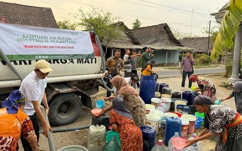 Peringati Hari Santri, BEM PTNU Jatim Salurkan Air...